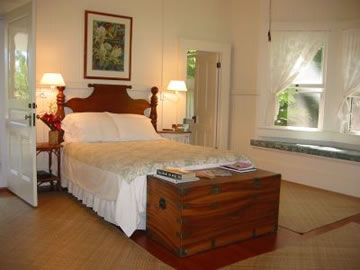 Queen Bed, Mauka Room