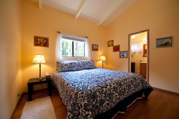 Hale Moana Hawaii Bed & Breakfast - Garden Suite - Bedroom