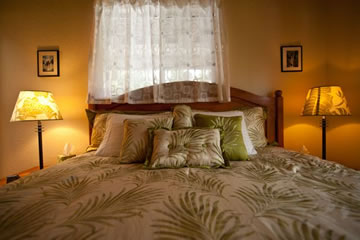 Hale Moana Hawaii Bed & Breakfast - Lanai Suite - Master Bedroom