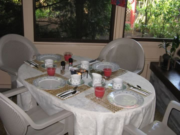 Hale Moana Hawaii Bed & Breakfast - Breakfast in Breezeway