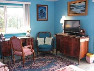 Sitting Area in the Ocean Blue Twin Suite
